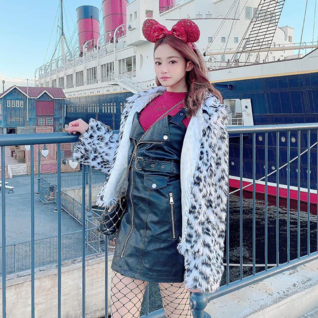 Raniのインスタグラム：「ソロver.も載せとく！！ ディズニーも映えスポ多いね！ 当たり前か！！  #disneysea #disney #wonderful #happiness #minnemouse #cruelladevil #ootd #makeup」