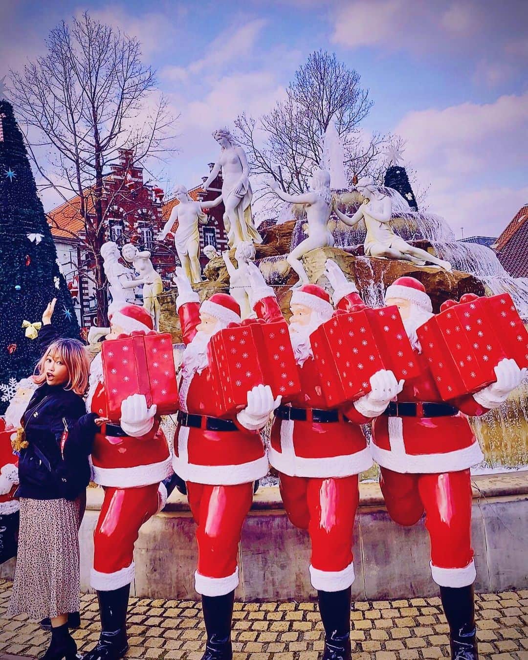 DJ YURINAさんのインスタグラム写真 - (DJ YURINAInstagram)「Merry Christmas🎄🎅 皆さまにとって素敵なクリスマスでありますように🎁 . . 今年は街が明るく感じないクリスマスですが どこにいく！何をする？ってより 大好きな家族や友達や恋人と迎える 特別なクリスマスはこんな時期とか関係なくいつもより素敵なプレゼントになる事でしょう✨✨ . 明るい気持ちでメリクリ🎄🎁 . . . . . . . #dj #djyurina #xmas #christmas  #santa #サンタクロース #クリスマスパーティー #2020xmas  #2020クリスマス #忘年会 #年末 #club #party  #covid_19 #コロナ #楽しいクリスマス #クリスマスマーケット #xmasmarket」12月24日 16時41分 - dj_yurina_tokyo