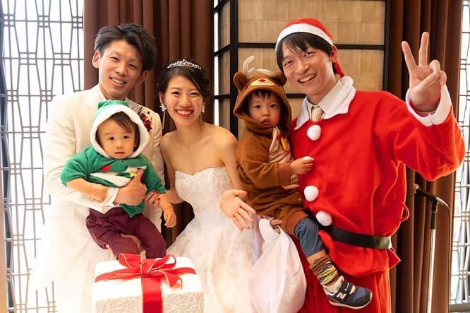 東京タワーの麓の結婚式さんのインスタグラム写真 - (東京タワーの麓の結婚式Instagram)「🗼 クリスマスをテーマにした ウェディングパーティー🎄✨  身につけるアイテムで 素敵なコーディネートに💓  ♡1&2枚目 ケーキ入場のお手伝いをしてくれたのは サンタさん🎅トナカイ🦌ツリー🎄で クリスマスコーディネートで登場してくれたゲスト様☺️💕  ♡3枚目 赤いカラードレスには ラメが広がる華やかなドレス👗に 足元にも赤いシューズ👠で 新婦様も全身コーディネート💓  ♡4枚目 クリスマスカラーにまとめられたブーケ💐 ゴールドリボンで束ねられて 上品で大人なクリスマスコーデに💓  おふたりのコーディネートはもちろんですが セレモニーに参加してくれるゲスト様と 一緒に創る結婚式はかけがえのない想い出になりますね🤗💕  詳細は(@theplaceoftokyo )まで♡  #theplaceoftokyo #プレイスオブトウキョウ #プレイスオブトーキョー #プレイスオブ東京 #ザプレイスオブトーキョー #ザプレイスオブ東京 #ザプレイスオブトーキョー #ゲストハウス婚 #令和2年婚 #東京タワー #東京タワーが好き #tokyotower #tokyowedding #東京タワーが見える #2021婚  #2021wedding  #2020冬婚 #2021春婚 #結婚式準備 #結婚式  #ちーむ2020 #ちーむ2021 #東京花嫁 #プレ花嫁準備 #ぷれ花嫁 #プレ花嫁 #クリスマス装飾 #クリスマスツリー #クリスマスウェディング #ケーキ入場 #クリスマスコーディネート」12月24日 16時42分 - theplaceoftokyo