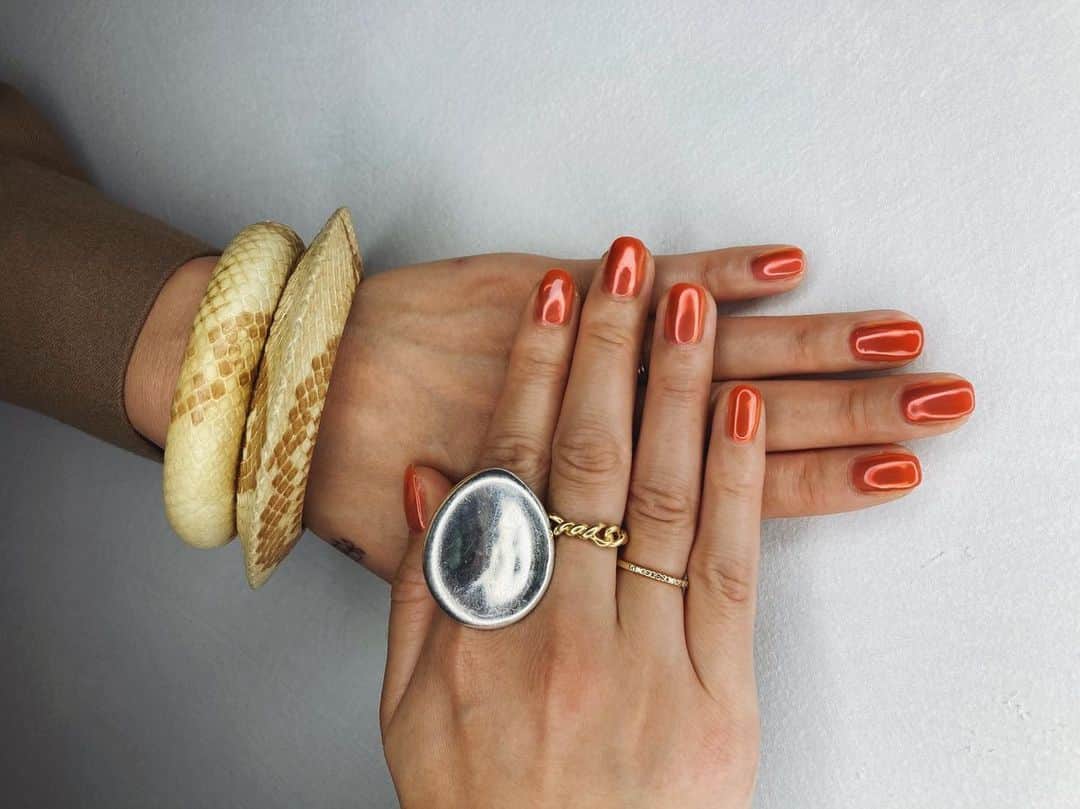 ジュジュのインスタグラム：「nail納め🤍 . . 私がmirror剥がれ易いタイプで... . でもどうしてもmirrorにしたい!! 言うたら、 @_ai_sugarray さんがグラデーションにしてくれて... . それが又とっても素敵になった🥳 . さすが色の魔術師🪄🤍 . オレンジベースのピンクミラーグラデーション💅 . . #2020最後のnail #いつも途中迷子になる #そして愛さんに救ってもらう #笑」