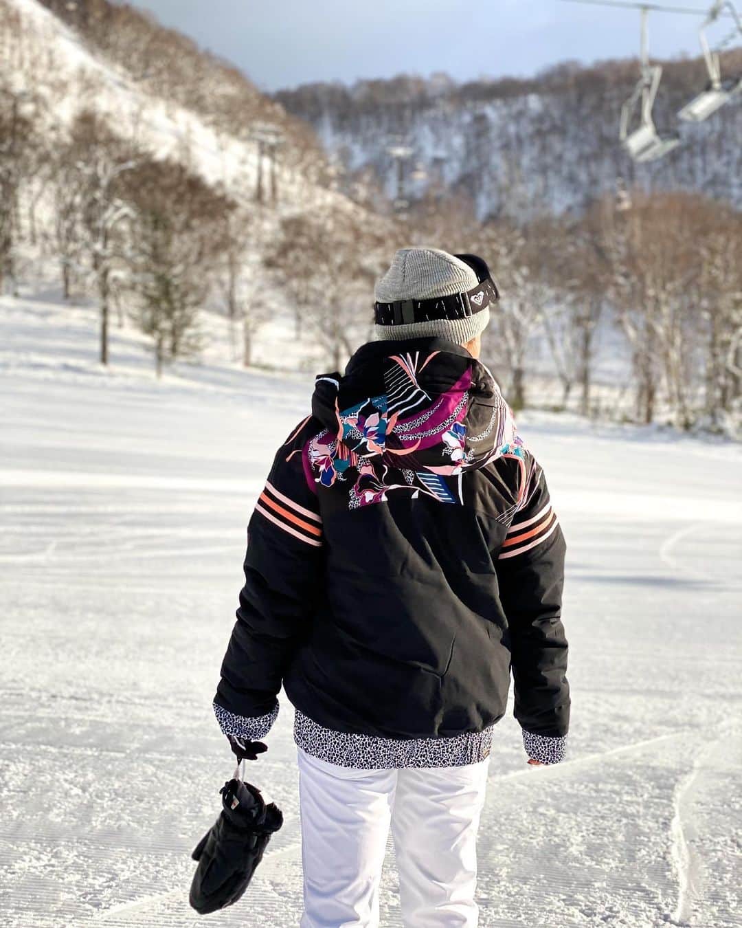金子藍さんのインスタグラム写真 - (金子藍Instagram)「白のビブパンツお気に入り❤️ @roxyjapan  . 📷 @kaorimayaguchi  . #北海道 #スノーボード #snowboarding #snow #ニセコ #roxy #roxyjapan #roxysnow」12月24日 16時48分 - aikaneko_surf