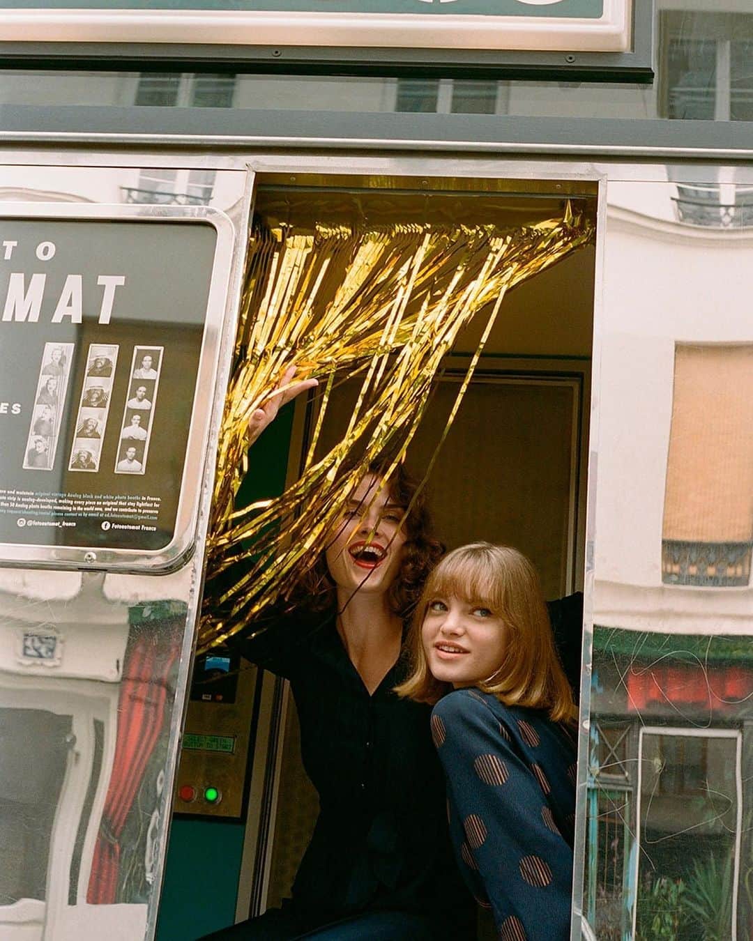 デプチオーのインスタグラム：「L'heure est à la fête ! 🥳⁠⠀ ⁠⠀ 🎁 LE FÉERIQUE CALENDRIER DE L'AVENT ! 🎄⁠⠀ À GAGNER ce 24 décembre pour la dernière case :⁠⠀ BRAVO à Bernadette G. 🎁🎄✨ notre manteau Nela & 20 litres de peinture rose @argilepeinture ! ⁠⠀ Rdv en story pour participer 🎅🏻✨⁠⠀ ⁠⠀ 📸 @carolepeyrot chez @fotoautomat_france⁠⠀ ⁠⠀ #despetitshauts #despetitshautsaddict #despetitsmoments #oiseauxdenuit #lavieenplusjoliedepuis20ans #lavieenplusjolie」