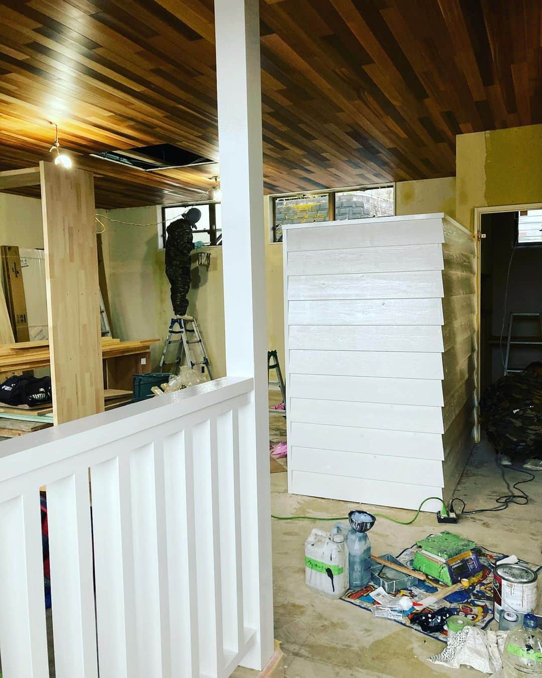 日大建築のインスタグラム：「店舗内装工事‼︎ 塗装中👍  #日大建築#カリフォルニアスタイル #サーファーズハウス新築#注文住宅#宮崎市#モダン#オシャレ#ビーチ#海#surf #ハワイ#アメリカン#大工#建築#設計#ウッドスタイル#中古住宅#リフォーム#リノベーション#カバードポーチ#ウッドデッキ#ヘリンボーン#マイホーム#家造り」