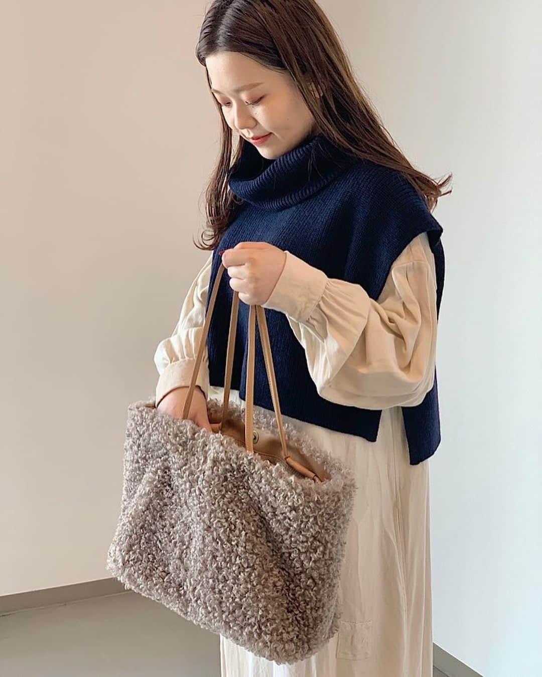 ネ・ネットさんのインスタグラム写真 - (ネ・ネットInstagram)「■CURLY FUR BAG﻿ くりくりのカーリーヘアが特徴の手触りが驚くほどよいエコファーを使用したバッグシリーズ。 形状変化を楽しめるふんわりエコファーのトートバッグは、ショルダーひもを引っ張ることで持ち方をアレンジすることが可能。 トートバッグとしてだけでなく、ショルダーバッグとしても使えます。 ﻿ ﻿ バックの中仕切りのファスナーポケットを取り外すことで、バック本体の要領を増やすことができ、 取り外したファスナーポケットは、ミニショルダーバックとして単体でも使えるうれしい仕様。くわしくはショッピングページをご覧ください。﻿ ﻿ -------------﻿ ﻿ <A-net Winter Fair 開催中>﻿ 12月4(金)〜12月31日(木)の期間、全国のネ・ネット SHOP・HUMORにて、A-net Membershipアプリご登録で対象アイテムがお買い求めやすくなる、A-net Winter Fairを開催中です。この機会にぜひ、ご利用ください。﻿ ※オンラインショップHUMORでは、ログイン後に表示される価格が購入価格となります。﻿ ﻿ #ネネット #nenet #新作 #new #autumn #winter #2020 #collection #fashion #tokyo」12月24日 16時48分 - nenet_official