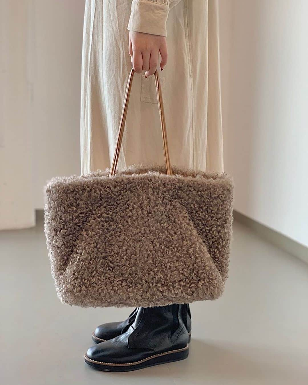 ネ・ネットさんのインスタグラム写真 - (ネ・ネットInstagram)「■CURLY FUR BAG﻿ くりくりのカーリーヘアが特徴の手触りが驚くほどよいエコファーを使用したバッグシリーズ。 形状変化を楽しめるふんわりエコファーのトートバッグは、ショルダーひもを引っ張ることで持ち方をアレンジすることが可能。 トートバッグとしてだけでなく、ショルダーバッグとしても使えます。 ﻿ ﻿ バックの中仕切りのファスナーポケットを取り外すことで、バック本体の要領を増やすことができ、 取り外したファスナーポケットは、ミニショルダーバックとして単体でも使えるうれしい仕様。くわしくはショッピングページをご覧ください。﻿ ﻿ -------------﻿ ﻿ <A-net Winter Fair 開催中>﻿ 12月4(金)〜12月31日(木)の期間、全国のネ・ネット SHOP・HUMORにて、A-net Membershipアプリご登録で対象アイテムがお買い求めやすくなる、A-net Winter Fairを開催中です。この機会にぜひ、ご利用ください。﻿ ※オンラインショップHUMORでは、ログイン後に表示される価格が購入価格となります。﻿ ﻿ #ネネット #nenet #新作 #new #autumn #winter #2020 #collection #fashion #tokyo」12月24日 16時48分 - nenet_official