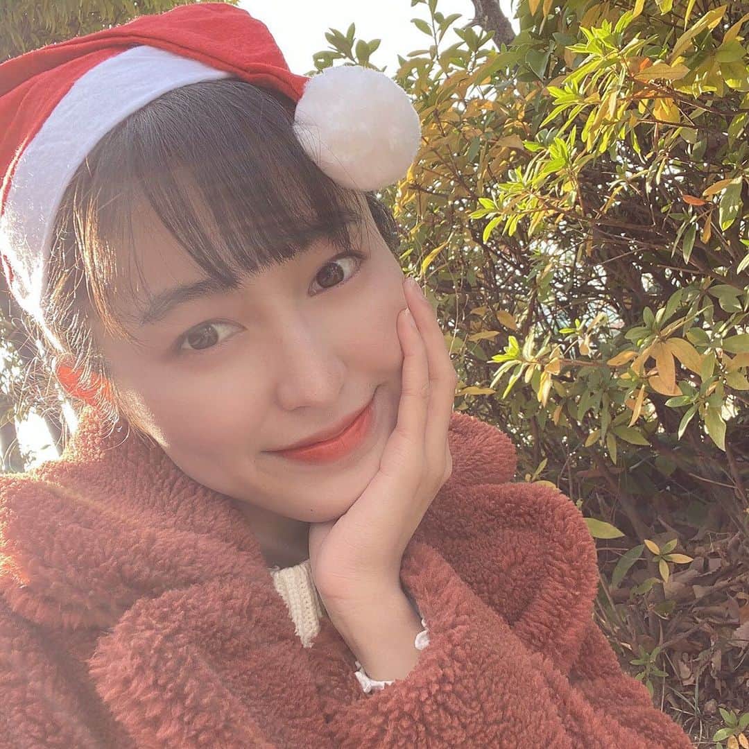 堀口日萌のインスタグラム：「もうすぐクリスマスー🎄 冬って食べすぎちゃうよねえええ🍤🍙🍣🍛🍲🦪🦪🦪🦪🦪 カキたべたい 今年もあと一週間程やからたのしんでこ☀️☀️  #サンタ#肉」