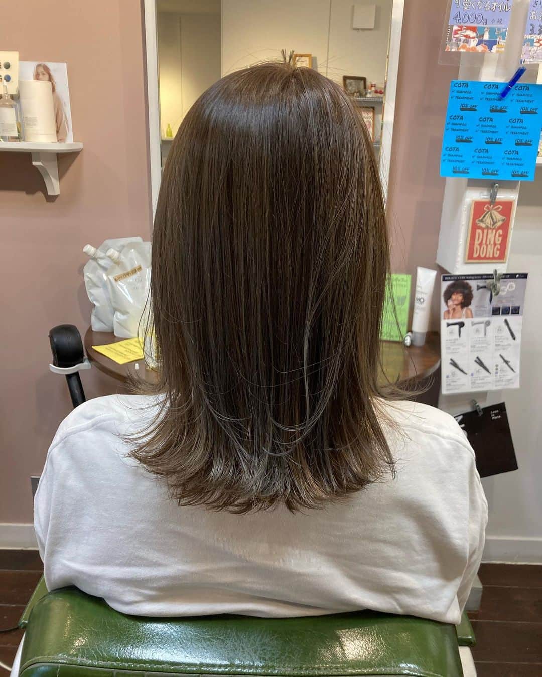 井上花実のインスタグラム：「つやつや   仕上げのオイルは @track_jp 🌿 キンモクセイの香り(しっとり)と レモンの香り(軽やか)があります : #ロンゴガール#ロンゴロンゴ#武雄美容室#武雄#武雄市#佐賀#佐賀美容室#イルミナ#イルミナカラー#武雄美容室ロンゴロンゴ#アプリエ #アッシュベージュ# ベージュカラー#外国人風#外国人風カラー#アッシュ#ロブ #ブラウンベージュ#hair#hairstyle#haircolor#fashion#ベージュブラウン#ナチュラルカラー#アッシュカラー」