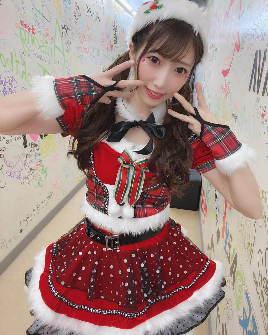 愛迫みゆさんのインスタグラム写真 - (愛迫みゆInstagram)「メリークリスマスイブ🎅💓🎄 . . 今年のサンタみーたん🎅✨ 装飾多めの豪華なやつにしました💓 . . オンライングッズで宿題チェキできます❣️ サンタさん3種類着るよー🎅✨ . . これと、チェキの為だけに買った お腹チラリサンタさん🎅と 担当カラー青色サンタさん💙 ぜひゲットしてね (｀・ω・´) ✨ . . その他虹色の飛行少女のMV "SOS"のオフショット📷 制服！もありますし  私服！選べるので 届くの1月になるやつは あけおめデコにも出来るので ぜひゲットしてね (｀・ω・´) 🌈 . . みーサンタどうですか🎅💓？？ 五本指ソックスぶら下げたら サンタさん来るかなぁぁん✨笑 . . #サンタコス #クリスマス #めりーくりすます #クリスマスイブ」12月24日 16時49分 - aisakomiyu