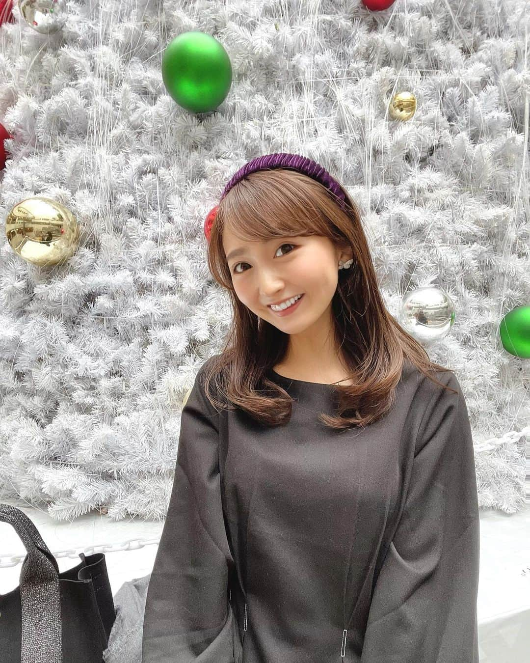 西村笑花さんのインスタグラム写真 - (西村笑花Instagram)「🎄 ・ ・ MerryChristmasEve♥️ 実は先日、 稲用さんに髪の毛をカットしてもらったよ🥰✂️ あまり気付いてもらえないけど このくらいの長さも好き！😊😊♥️ ・ 昨日まで全然クリスマス気分ではなかったけど 今日👴🏻ちゃん👵🏻ちゃんとランチをして やっとクリスマス気分になれました🎄♡ みなさまも素敵なクリスマスをお過ごし下さい🥰🎁 #merrychristmas #🎄 #🎄🎄🎄」12月24日 16時52分 - emika_nishimura