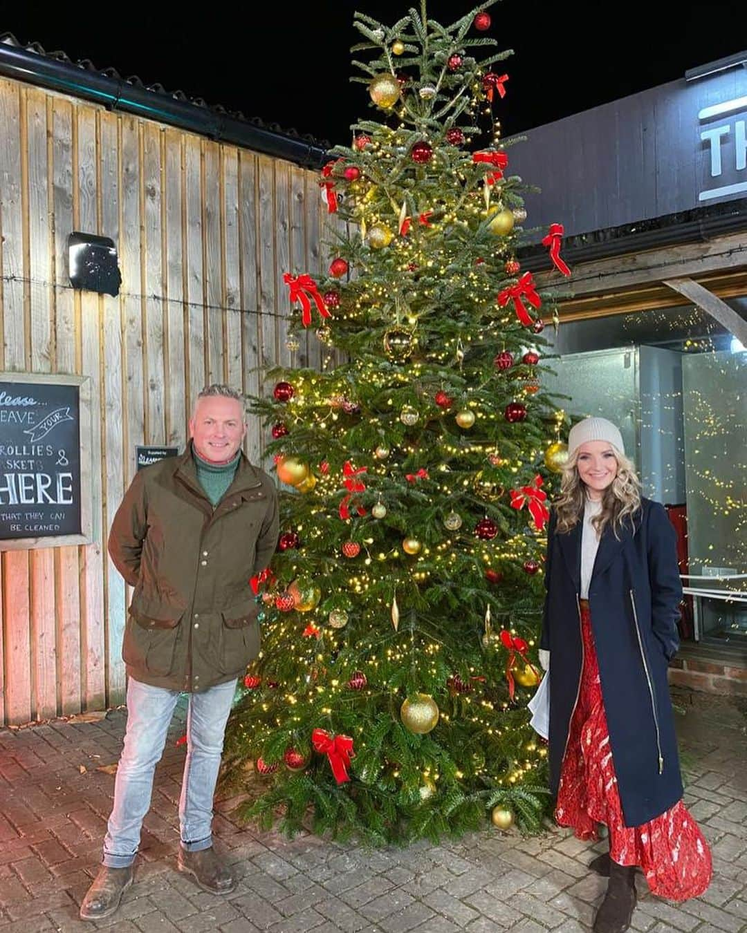 ヘレン・スケルトンさんのインスタグラム写真 - (ヘレン・スケルトンInstagram)「Merry Christmas 😘😘😘 @cannonhallfarm @jbgill @thejuleshudson @yorkshireshepherdess @yorkshirevetc5 @chris_kammy @daisybeckstudios @channel5_tv @onthefarmc5」12月24日 17時02分 - helenskelton