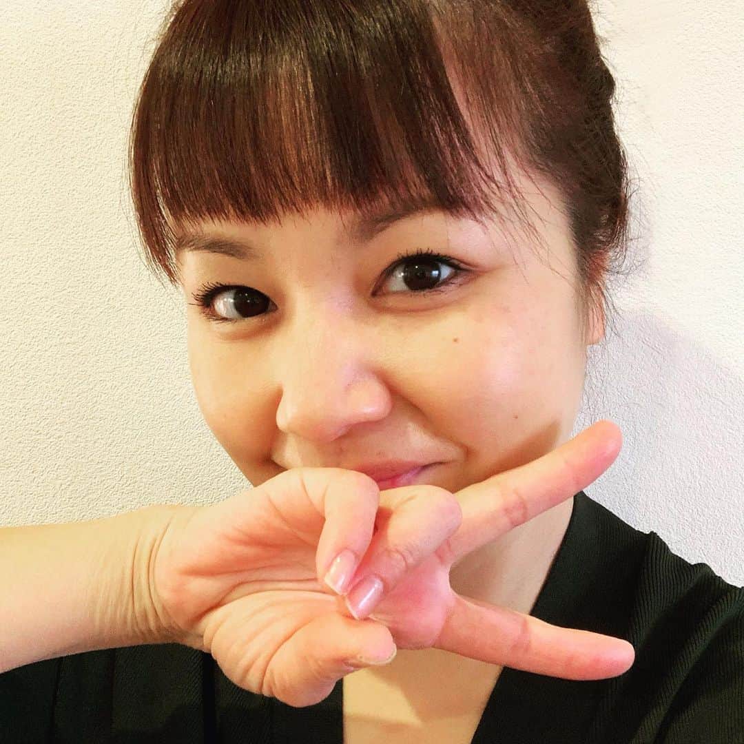 中澤裕子のインスタグラム：「・・  髪のメンテナンス。  colorはピンク系 艶を重視で元気髪に復活。 長さは整える程度（娘の希望） レイヤーを多めに入れてくれました。 前髪久しぶり短い。 前髪が短いのは娘的に問題ないようです☺️  タビちゃんに基本お任せです。 @______.tabi   #天神 #道も駐車場も混み合ってました」