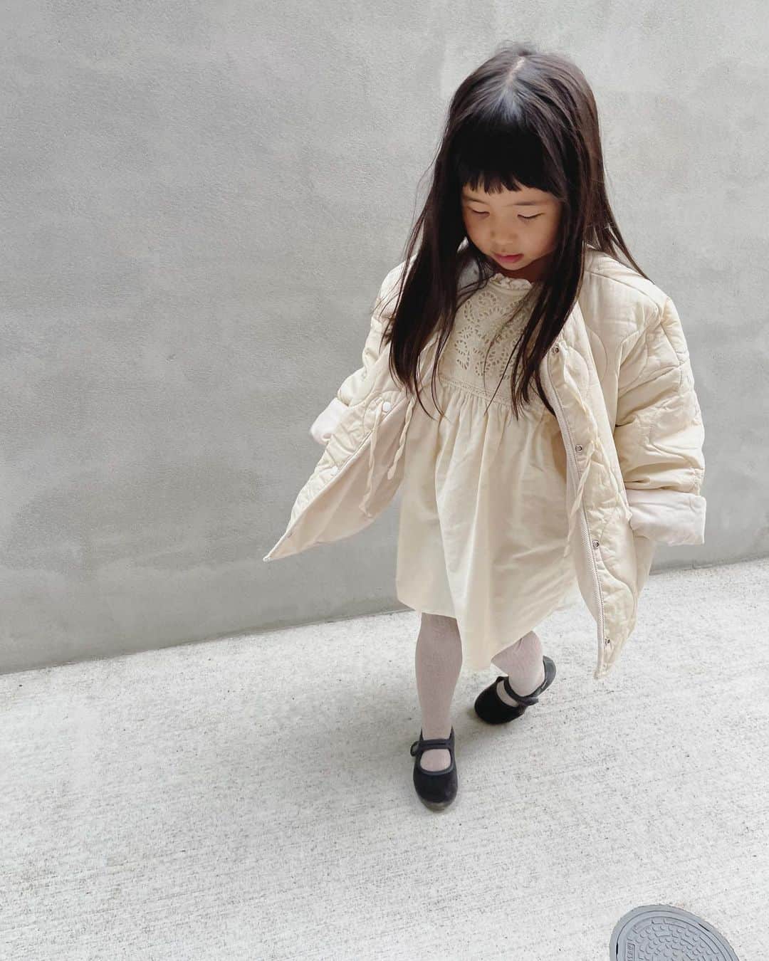 i_am_fukutaroのインスタグラム：「. お友達にいただいたお洋服 やっときれたよー🥰 めっちゃ可愛い🥺❤️❤️ . このコーデも、 前髪も、 似合う🥰 我が子ながらに毎日 可愛いなーって最近めっちゃ言ってて 親バカ炸裂🤣 . . 今日はこれからパーティーです🔔 . 皆様素敵なXmasを〜🎄✨ . . . #kidscode #kidsgirlfashion  #4歳女の子  #merrychristmas」