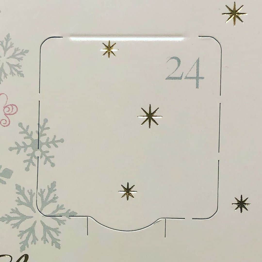 西原さおりのインスタグラム：「12月24日の宝塚アドベントカレンダー✨ ラストデーのプレゼントはクリスマスツリーチャームでした！ かっわいい💕 ・ 今年アドベントカレンダー楽しんだ人ってどれくらいいたんでしょうね？ かわいいチャームが6個と各組トップコンビのミニステッカー5枚が手元に残りました。 なかなかお得な企画だと感じました☺️ ・ #merrychristmas 🎄 #宝塚歌劇団 #adventcalendar #宝塚ファン  ・ ・ ・ さて、これから1件宅録です。 なんだかんだと今年はほとんど毎日のように録音してたなぁ。 ・ 作業には慣れてきましたが、もちろん技術的なことはまだよちよち一歩を踏み出したばかりです。 ・ 録音技術の世界はあまりに奥深く、到底理解できそうにないですけれども、ただこの部屋で自分の声を少しでもマシな状態で録音して納品するためのわたしだけの技を、なんとか身につけていきたいです。 ・ ・ #ではお仕事がんばります ！ #ナレーター #西原さおり #宅録 #voiceover #japanesevoiceover @saolisample」