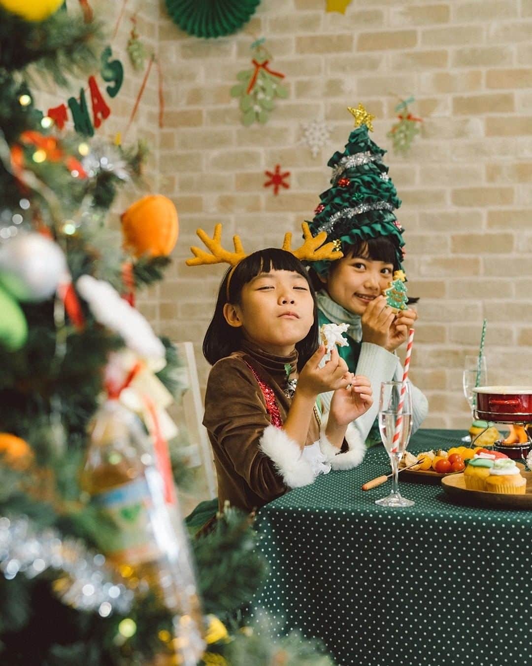 サントリー　グリーンダ・カ・ラさんのインスタグラム写真 - (サントリー　グリーンダ・カ・ラInstagram)「いよいよ！！ 明日は #クリスマス 🎄 ダカラちゃん、ムギちゃんでクリスマスパーティーを開催～🎉 . チーズフォンデュやチキン🍗 おいしい料理に囲まれて幸せ～～🥰 . 今年もサンタさん来てくれるかな😊💚 . みんなはクリスマス何して過ごす？ コメントで教えてね👂 . #クリスマスイブ #お家でクリスマス #クリスマスパーティ #クリスマスオードブル . #子どものいる生活 #こどものいる生活 . #チャレンジダカラちゃん #ダカラちゃんムギちゃんの季節のおたより #💚 #グリーンダカラ」12月24日 17時00分 - suntory_greendakara