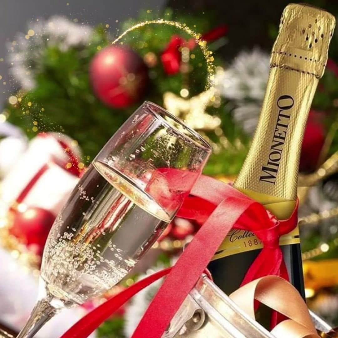 Mionetto Prosecco Suomiのインスタグラム：「🇫🇮 Hyvää joulua 🇮🇹 buon Natale 🇩🇰 glædelig jul 🇩🇪 Fröhliche Weichnachten 🇪🇸 Feliz Navidad 🇳🇴 God jul 🇫🇷 joyeux Noël 🇪🇪 häid jõule 🇭🇺 boldog Karácsonyt 🇲🇹 il-Milied it-tajjeb 🇹🇷 mutlu Noeller 🇩🇰 glædelig jul ​🇸🇪 god Jul 🇮🇸 Gleðileg jól 🇪🇬 vrol#kuplivamionetto  🇯🇵 メリークリスマス 🇱🇺 Schéi Chrëschtdeeg 🇬🇷 καλά Χριστούγεννα 🇭🇷 sretan Božić 🇧🇦 sretan božić 🇱🇹 linksmų Kalėdų 🇵🇹 feliz Natal 🇵🇱 Wesołych Świąt 🇷🇺 С Рождеством 🇨🇳 圣诞节快乐 🥂 Hawaijilaisittain "mele Kalikimaka" #hyvääjoulua #godjul #mionetto #mionettoprosecco #kuplivamionetto」