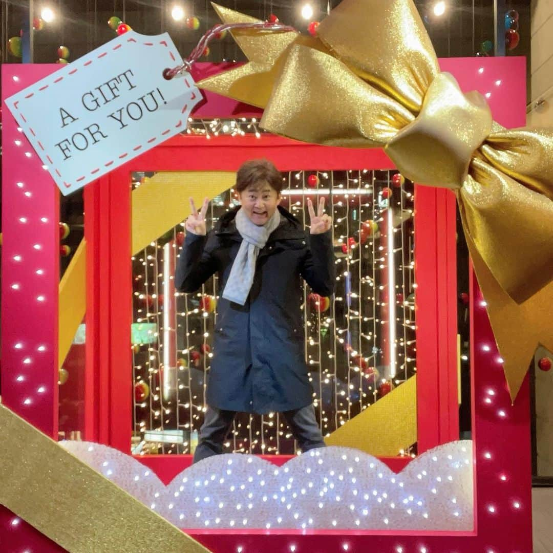 山岸久朗さんのインスタグラム写真 - (山岸久朗Instagram)「✔︎ みんなー！  メリークリスマぁース❣️  #メリークリスマス #メリクリ #クリスマスイブ #仙道敦子 #真っ白な #粉雪 #吉田栄作 #吉田栄作コーデ #christmas #xmas #merrychristmas #happychristmas #sothisischristmas #johnlennon #LV #louisvuitton #jacobcohen #herno」12月24日 17時01分 - yamaben