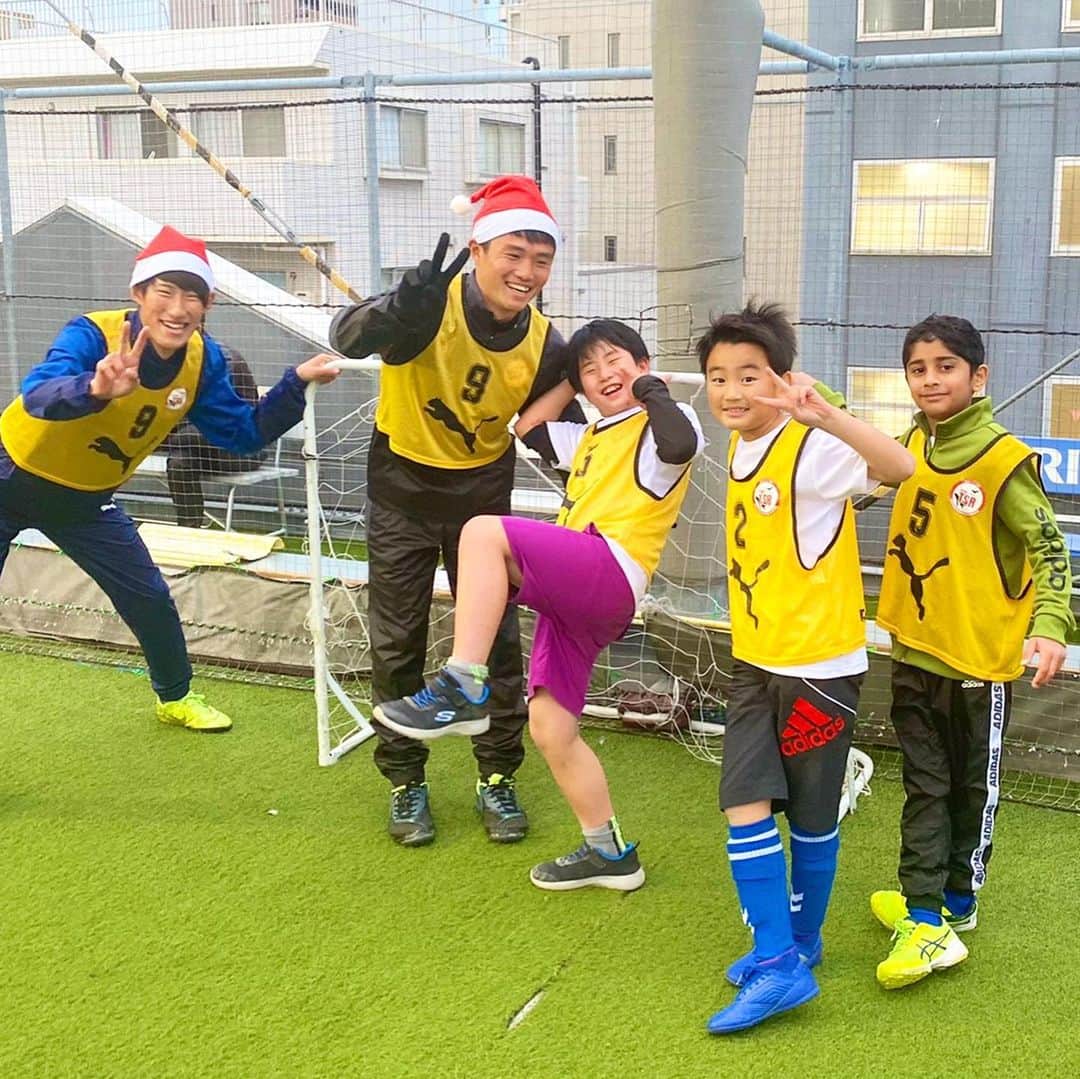 東京スポーツ・レクリエーション専門学校のインスタグラム：「【サンタ DE サッカー】﻿ クリスマスイブの今日は…﻿ 東京23FCのサッカースクールで、﻿ サッカーコーチの学生たちが﻿ サンタになってサッカー指導🎅🏻⚽️﻿ ﻿ 子どもたちもサンタに負けないように﻿ 闘志むき出しで頑張っていました😁✨﻿ ﻿ #サッカー﻿ #サッカーコーチ﻿ #サッカースクール﻿ #CLUB-TSR﻿ #クリスマス﻿ #サンタ﻿」