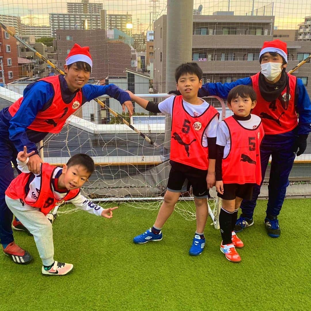 東京スポーツ・レクリエーション専門学校さんのインスタグラム写真 - (東京スポーツ・レクリエーション専門学校Instagram)「【サンタ DE サッカー】﻿ クリスマスイブの今日は…﻿ 東京23FCのサッカースクールで、﻿ サッカーコーチの学生たちが﻿ サンタになってサッカー指導🎅🏻⚽️﻿ ﻿ 子どもたちもサンタに負けないように﻿ 闘志むき出しで頑張っていました😁✨﻿ ﻿ #サッカー﻿ #サッカーコーチ﻿ #サッカースクール﻿ #CLUB-TSR﻿ #クリスマス﻿ #サンタ﻿」12月24日 17時10分 - jikeitsr