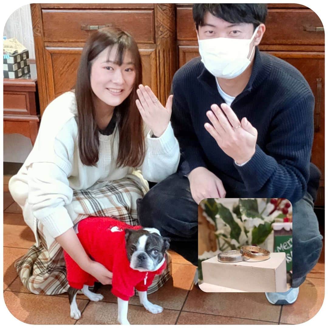 手作り指輪【ジュエリーアウラ】福岡のインスタグラム：「メリー★クリスマス  アウラの 可愛いサンタさんは  ちゃっかりお客様と 写真におさまって おります。  メリー★クリスマス 皆さまに 幸運が訪れますように〜 .｡ﾟ+.(･∀･)ﾟ+.ﾟ」