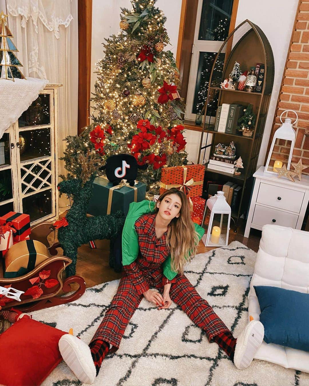 ソミさんのインスタグラム写真 - (ソミInstagram)「I'll be ho-ho-home for Christmas 🎄 🤍❄️🥶🎄 읭? - 사진이야야?헷 - 이제 가쟈」12月24日 17時03分 - somsomi0309