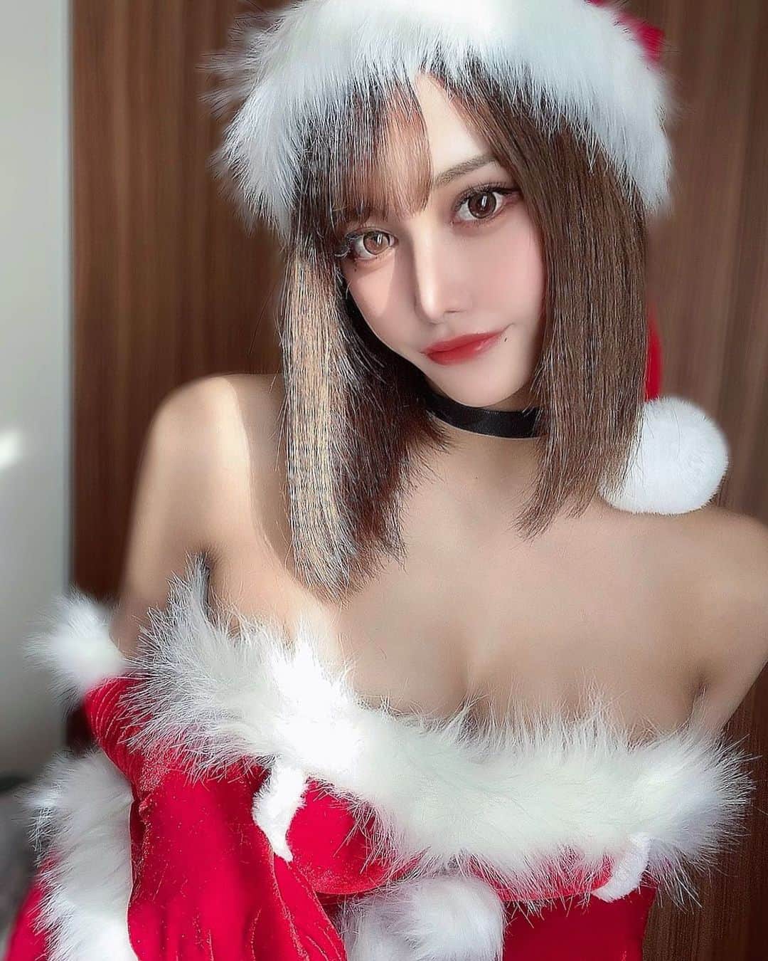 新田エレナのインスタグラム：「メリクリ〜〜💝✨  .  今夜はみんななにして過ごすの？😚  #クリスマス #サンタコス #ショートヘア #ミディアムヘア」
