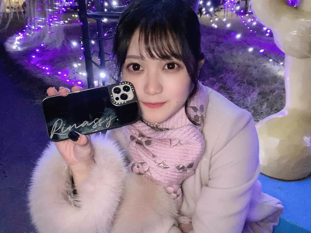 牧野莉奈さんのインスタグラム写真 - (牧野莉奈Instagram)「メリークリスマスイブ🎅🏽💖 @CASETiFY さんからめちゃくちゃ可愛いケースをプレゼントしていただきました🥺❕🎀🎀 「Rinassy(りなっしー)」って書いてあるんです！ ミラーケースだから鏡を持ち歩かなくても大丈夫なのでとっても便利です🧏🏻‍♀️💕 リップをよく塗る女の子にはほんとオススメです💄♡ クリスマスプレゼントにいかがでしょう〜✌🏻  そして今回可愛いマスクも2枚プレゼントしていただいたんです🥺🥺またストーリーなどに載せますね🌈 @CASETiFY さんありがとうございました🥺💕  #CASETiFY #CASETiFYミラーケース #StateYourCase」12月24日 17時05分 - rnpx_8