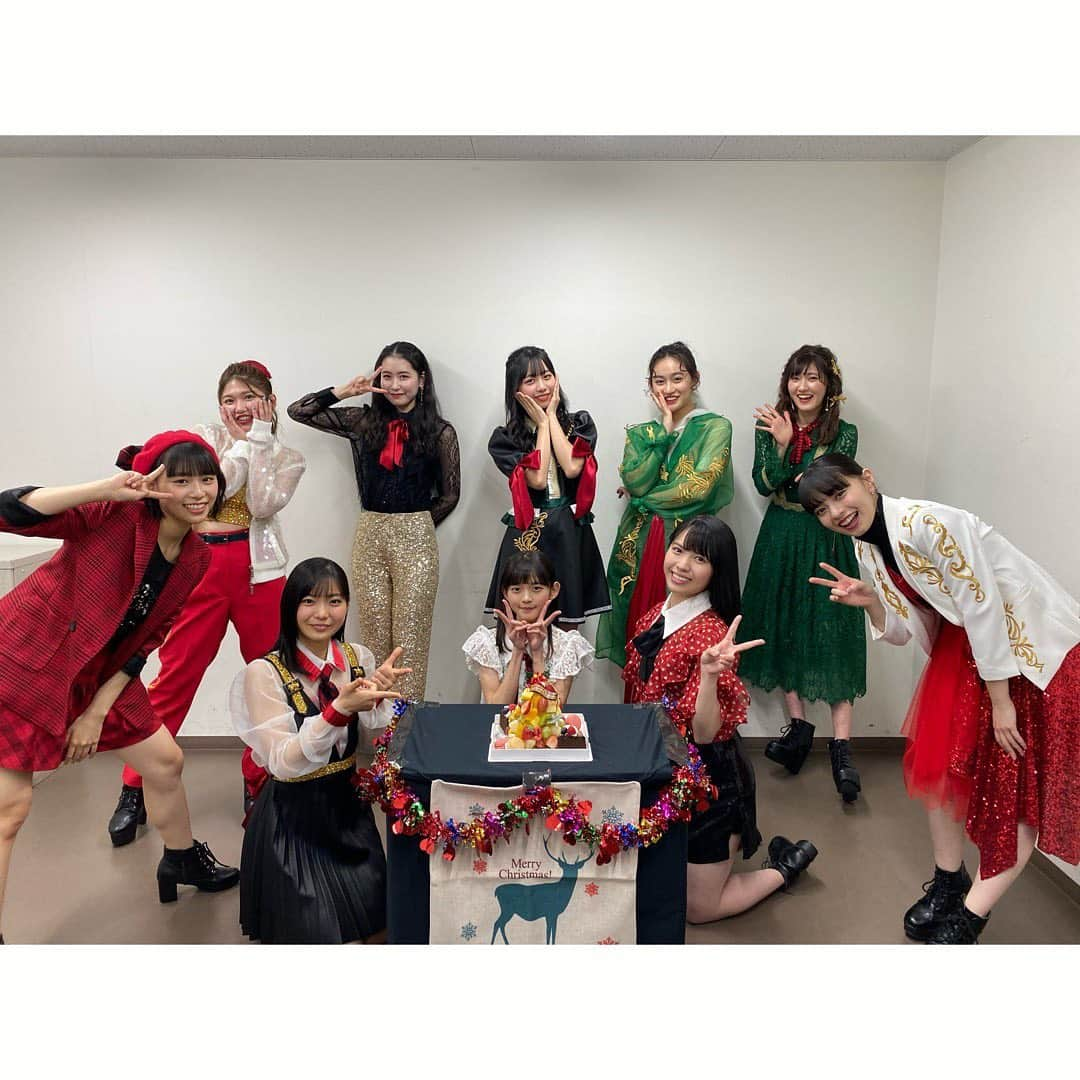 ANGERMEさんのインスタグラム写真 - (ANGERMEInstagram)「. 🌼お知らせ🌼  先日行われた アンジュルム FCクリスマスイベント2020～Angermerry Xmas〜 の配信申込締め切りが迫っております🥺  イベントに来られなかった方はもちろん！ もう一度見たい！という方も大歓迎😌✨  24時間限定配信予定ですが、 おうち時間のお供にいかがでしょう？😉  🌸 申込締切：12月27日（日）12時 配信期間：2020年12月26日（土）20時（予定）〜12月27日（日）20時（予定） http://www.up-fc.jp/helloproject/news_Info.php?id=16599 🌸  そして！ 今日はクリスマスイブ🎄🎁 いつも応援してくださるみなさまへ 心を込めて…💕  #angerme #helloproject #アンジュルム #ハロプロ #Christmas #Xmas #1224」12月24日 17時07分 - angerme_official