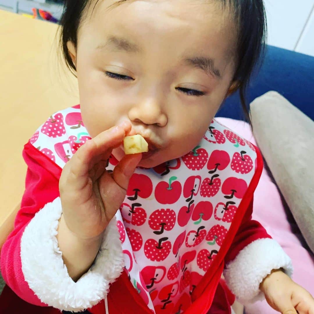 アクア新渡戸さんのインスタグラム写真 - (アクア新渡戸Instagram)「ハッピーメリークリスマスイブ🎄🎅🤶🥺ྀི🥰😜☃️🎄  なんだか今年はクリスマス感がないけど ささやかにクリスマス・イブ ディナーです✨🍽🍷🥂🍗🍟🥩  プレゼント🎁🎀は明日の朝まで我慢です😁  #おうちでくりすますぱーりー  #家族の時間  #クリスマスオードブル🎄  #クリスマスディナー🍴  #メリークリスマスイブ」12月24日 17時08分 - amiaquanitobe