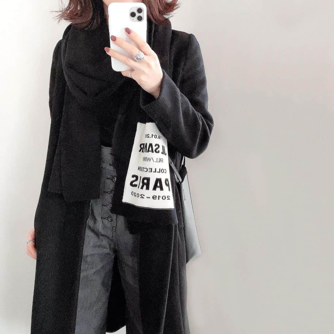 mimimi.amさんのインスタグラム写真 - (mimimi.amInstagram)「Thursday...𐃉𐃉𐃉 ・ ・ ・ 今年は、不思議と周りからもたくさん 悲しいお話を聞いたから… ・ クリスマスだからと言って 心が晴れない人もたくさん いるかもしれないけど ・ みんなみんなみんなが… 今日と明日は自分を労って ほんの少しでも心温まる夜を 過ごせたらいいな…🎄✨ ・ ・ ・ 好きな音楽を聴いたり 好きな映画を見たり 好きなことをしたり 好きな人を想ったり 好きなものを食べたり 泣いたっていいんだよ 泣くことや笑うことは 心が解放されて ストレス発散にもなるのだそう ・ ・ ・ なんてね。 今年はそんな風に感じるクリスマスイヴです。 ・ ・ ・ 自分なりのHappy Christmasを🥂✨ ・ ・ ・ ・ ・ ・ ・ ・ #マフラーは折れ曲がり#唇は半開き #いつも通りのいい加減さでメリークリスマス🎄🤶🎉 #みんなに幸せが訪れますように #このコーデにスタンスミスを合わせました👟」12月24日 17時09分 - __________mi._