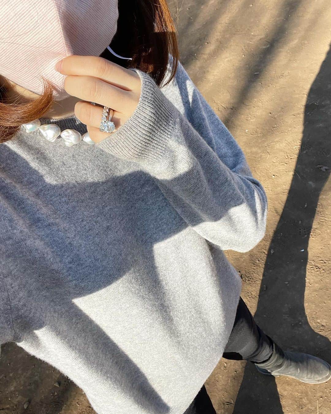 髙田麻紀子のインスタグラム：「❤︎ . お友達と公園🎄 子供達も親も楽しくて気づいたら4時間経ってた✨ . ニット#uniqlo  ネックレス#maayapearls  パンツ#doublestandardclothing  ブーツ#chanel  . #instagram #instapic  #instagood  #instalike #fashion #ootd #outfit」