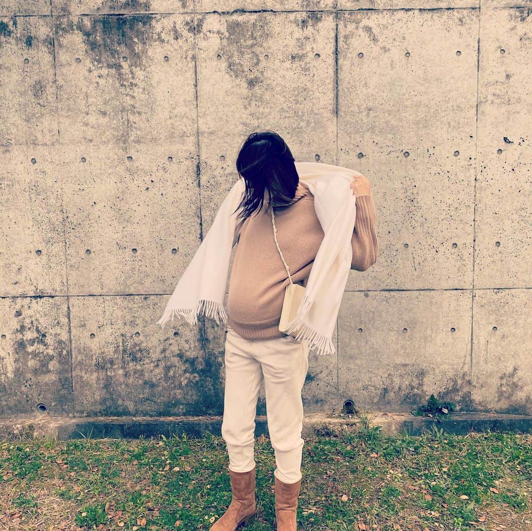 小泉里子さんのインスタグラム写真 - (小泉里子Instagram)「風は強いけど、暖かなクリスマスイヴ🎄 今日はコートなしで、#ロロピアーナ のカシミアストールを巻いて♡ 白の大判は合わせやすいし使いやすい。 イニシャル入りで愛用中。  プレゼントしたくなるな🎁 @loropianaofficial」12月24日 17時13分 - satokokoizum1