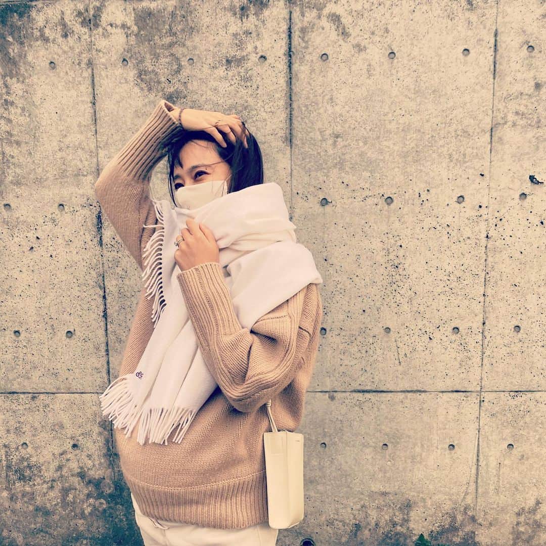 小泉里子さんのインスタグラム写真 - (小泉里子Instagram)「風は強いけど、暖かなクリスマスイヴ🎄 今日はコートなしで、#ロロピアーナ のカシミアストールを巻いて♡ 白の大判は合わせやすいし使いやすい。 イニシャル入りで愛用中。  プレゼントしたくなるな🎁 @loropianaofficial」12月24日 17時13分 - satokokoizum1