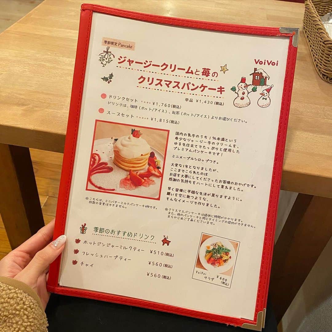 ぱんもんさんのインスタグラム写真 - (ぱんもんInstagram)「⠀ ＼ 三軒茶屋のパンケーキ ꪔ̤̮♥ ／﻿ ﻿ #VoiVoi﻿ ◇ジャージークリームと苺のクリスマスパンケーキ 1,430円﻿（税込） ※期間限定﻿ ﻿ をいただきました🎅🏻🎄﻿ ﻿ ✨メリークリスマスイブ✨﻿ ﻿ お久しぶりになってしまったけど、﻿ やっぱり美味しすぎるパンケーキ屋さん🥰﻿ ﻿ このジャージークリームパンケーキが 好きすぎて毎年行っている🥺♡﻿ ﻿ ジャージークリームは重くないのに﻿ ミルキーで大好きすぎる🤤🥛﻿ 苺との組み合わせ美味しすぎる♡♡﻿ ﻿ 去年ゆみちゃん（ @aya.yumi ）と遭遇したから﻿ 今年もキョロキョロしたけどこなかった🥲﻿ 今年は一人でおいしさ噛み締めたよ🎅🏻💚﻿ ﻿ #voivoi #クリスマスパンケーキ #三軒茶屋 #三軒茶屋カフェ #いちご」12月24日 17時14分 - panmon15