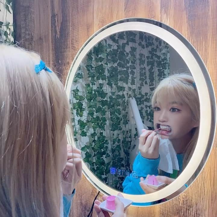 あさちるのインスタグラム：「@lipsy_whitening に行ってきたよ！ セルフホワイトニング初だったのだけど全然簡単🙆‍♀️ だし初回はずっとスタッフさんついててくれるから安心ね〜 歯は意外と見られてるし誤魔化せない箇所だから大切にメンテしないとだよね🦷 歯と爪はその人となりが出る場所だと思っている。しっかり管理大切！ ちるの紹介で2000円で体験できるから興味ある方は連絡くださぁい🤍」