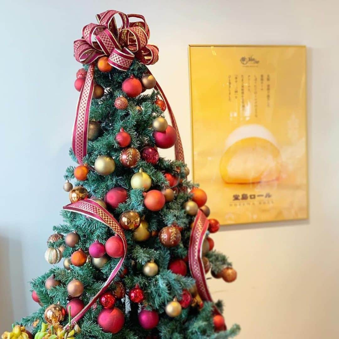 堂島ロール（モンシェール）さんのインスタグラム写真 - (堂島ロール（モンシェール）Instagram)「. Merry Christmas🎄🎂🎁✨❣️. . . 皆様、素敵なクリスマスイヴをお過ごし下さい。. ※画像はサロン・ド・モンシェール心斎橋店です。.  路面店:0120-96-1006 （コールセンター）. . @mon-cher.com . #クリスマス #クリスマスケーキ #Christmas  #モンシェール #moncher  #堂島ロール #dojimaroll #ケーキ　 #スイーツ  #リヴァージュモンシェール　 #moncher_hokkaido  #babymoncher . #mercir moncher #カフェ #アフタヌーンティー　 #大阪スイーツ #スイーツ巡り #お土産 #生クリーム  #スイーツ好きな人と繋がりたい  #sweets #cake #cakestagram #デパ地下  #デパ地下スイーツ  #スイーツ女子 #苺 #誕生日ケーキ #バースデーケーキ  #サロンドモンシェール心斎橋本店」12月24日 17時14分 - dojima_moncher