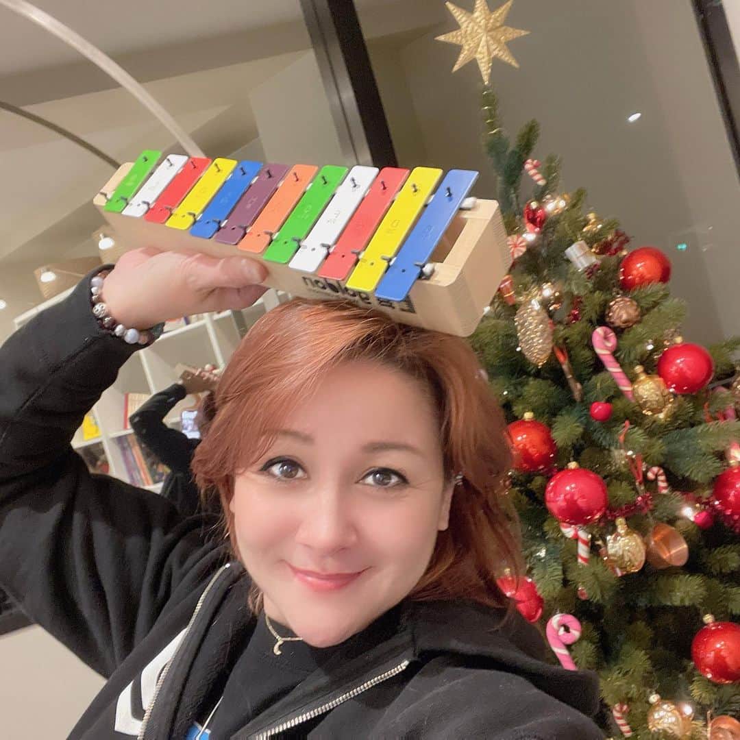 のインスタグラム：「素敵なクリスマスイブにみなさんなりますよーに！ jcomつながるニュースからのmusic forlivingさんで歌を撮影中！ 水曜日のえいごリズムはミニレッスン！ 明日、金曜日は歌だよー⭐️ have a wonderful Christmas Eve!」