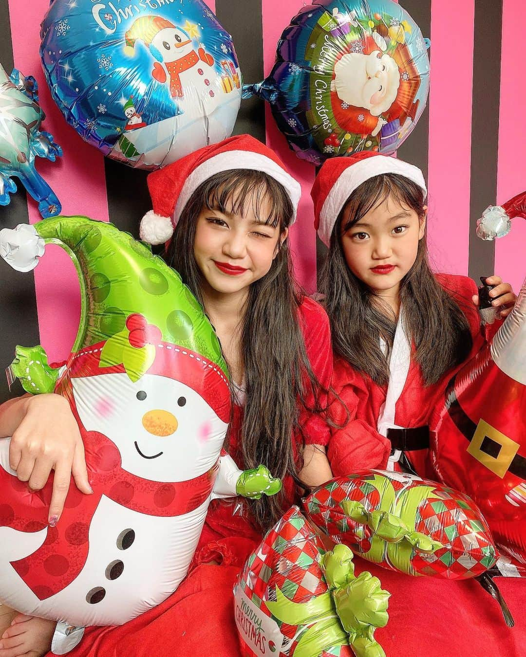 代田萌花さんのインスタグラム写真 - (代田萌花Instagram)「🎄Merry xmas🎄 今日はイブですね🎅❄️💕 今夜はサンタさんがやってくるね💕 みなさん楽しんでねー♪何頼んだかまた教えてね❄️🎅✌️🎄  今夜YouTubeモカちゃんねるも6時から出るから良かったらみてねー❄️ 朝のルーティーンだよ💜💜💜💜  @fam.fam.fam2018 さまのクリスマスバルーンのご紹介❤️❤️❤️  #クリスマス＃イブ#クリスマスイブ #姉妹#仲良し#バルーン#サンタさん#サンタコス #コスプレ#プレゼント#クリスマスプレゼント #楽しみ#姉妹ママ #姉妹リンクコーデ」12月24日 17時15分 - micky.kira