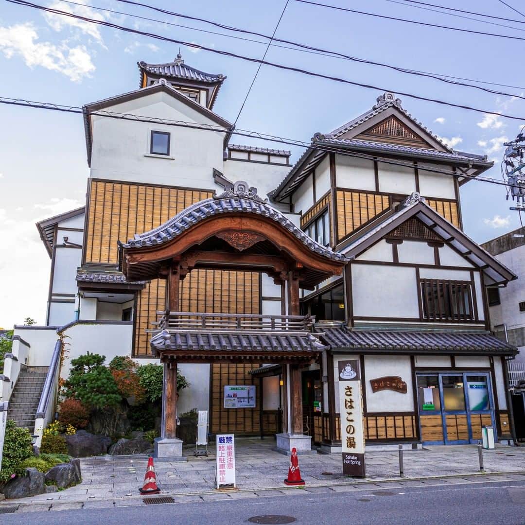 のインスタグラム：「【いわき湯本温泉さはこの湯】  江戸末期の様式を再現した情緒あふれる純和風の公衆浴場です。八角形の形をした木の香り漂う檜風呂と、うたせ湯のある岩風呂、男女日替わりで入浴できます。源泉掛け流しの硫黄泉は、皮膚病、婦人病、高血圧症などに効果があります。  #さはこの湯 #いわき湯本温泉 #いわき市 #いわき地方 #福島県 #iwakicity #fukushima #traveljapan #futurefromfukushima #ふくしまからはじめよう #新しい生活様式からはじめよう」