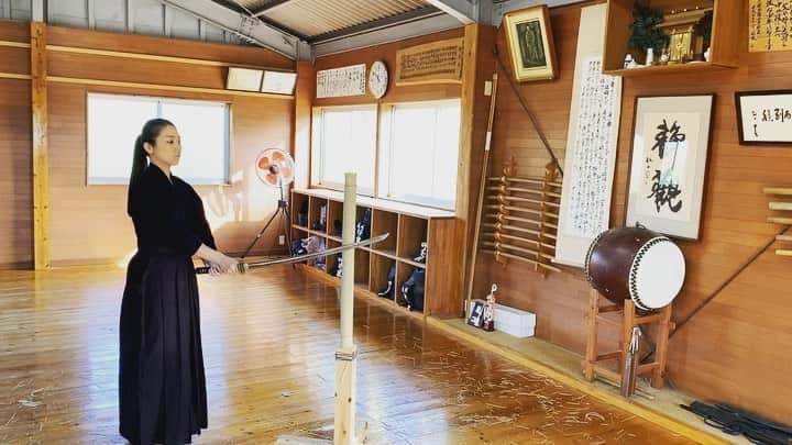 田中沙百合のインスタグラム：「◉人生初!!!! 本物の日本刀で試し斬り◉  宮崎大輔先生ご指導のもと、 真剣で試し斬りをさせて 頂きました。 本物の日本刀を持たせて 頂くだけでも凄いこと なのに試し斬りまで、、、  初めて真剣を持たせて 頂いた時、、、 重たくて怖くて緊張して ゾワっと心臓が 飛び出そうでしたが、 全集中で真剣で斬らせて 頂きました。  刀を腰に携えていた時代、、  武器として使われていた 時代、、、  命を奪い、そして守ることが 出来る真剣、、 まさに攻撃も防御もどちらも 真剣、、、  改めて剣道の理合い、 理念を学ぶことが できました。  2020年、MerryXmas🎄💕  最高の経験をプレゼント して頂きました🎁💕  田中沙百合」