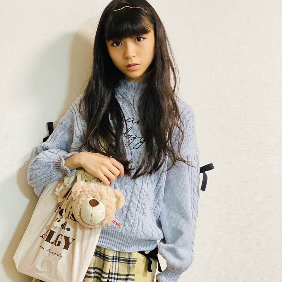 ニコ☆プチのインスタグラム：「あと少しだけ、12月号プチモのふろくの使い方🧐 ナオはくまちゃんつけてるね🧸  実は12月号のふろくは手に入れる前からとっても楽しみに待っていました💖 シンプルなデザインで使いやすい😊 菜桜はちょこっとお出かけの時に使ってて、この日はカフェのお供に持って行ったよ☕️ 大きいからお気に入りの本もまるっと入るので図書館に行く時にも使ってます👍  #ニコプチ #ニコプチふろく #プチモのふろくの使い方  #ニコプチふろくのある生活  #アルジー #ALGY #ふろく #大里菜桜」