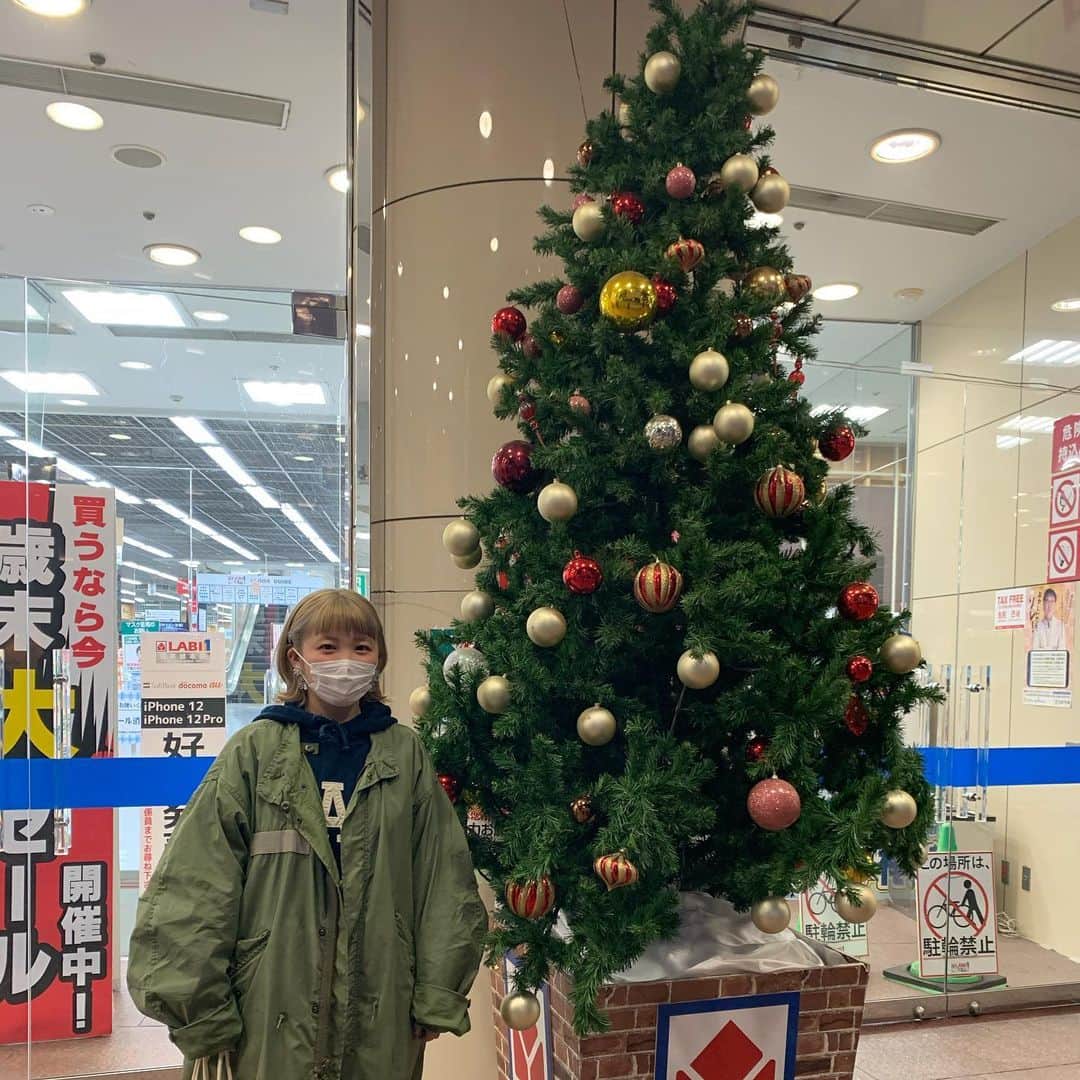 HONOKAのインスタグラム：「.〻  お久しぶりのインスタだった！ご無沙汰しております🦫  今年ももうクリスマスの季節！ そして大晦日、お正月！早かね！！  毎年失敗する#mcc100 の写真で😂🎄 Merry Christmas♡ 良いクリスマスを〜🤶  #merrychristmaschallenge100」