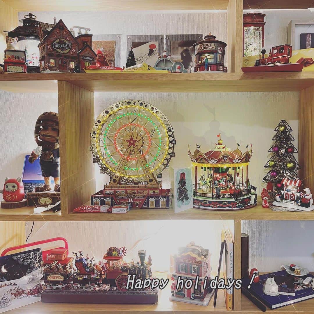 古市憲寿のインスタグラム：「クリスマスの準備に11月から夢中になって、もう飽きているひとの棚。   #merrychristmas #happyholidays」