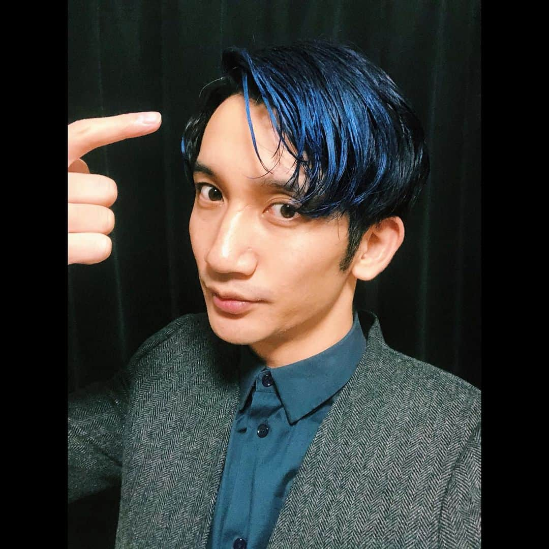 桜井雅斗さんのインスタグラム写真 - (桜井雅斗Instagram)「昨日FM802エルネムでご紹介した、サクラクレパス柄のヘアカラーワックス！  これ本当に、普段使いしたくなるくらい綺麗に自然に発色してくれる！！ 髪の毛も手に付いた色も、お湯で落とせるから凄い楽…👏  金とか赤も欲しくなってます🤤  髪の毛を染めた経験がない人も試しに使ったり。 インナーカラー的アクセントや、コスプレ、イベント、ライブの時にも使えますよ👍  ⚠️美肌アプリで加工していないので、本当にこれくらい鮮やかですよ〜🔵  #吉本新喜劇 #よしもと新喜劇 #新喜劇 #FM802 @sakura_craypas @emajiny   コート… #givenchy シャツ…#balenciaga」12月24日 17時22分 - mst44