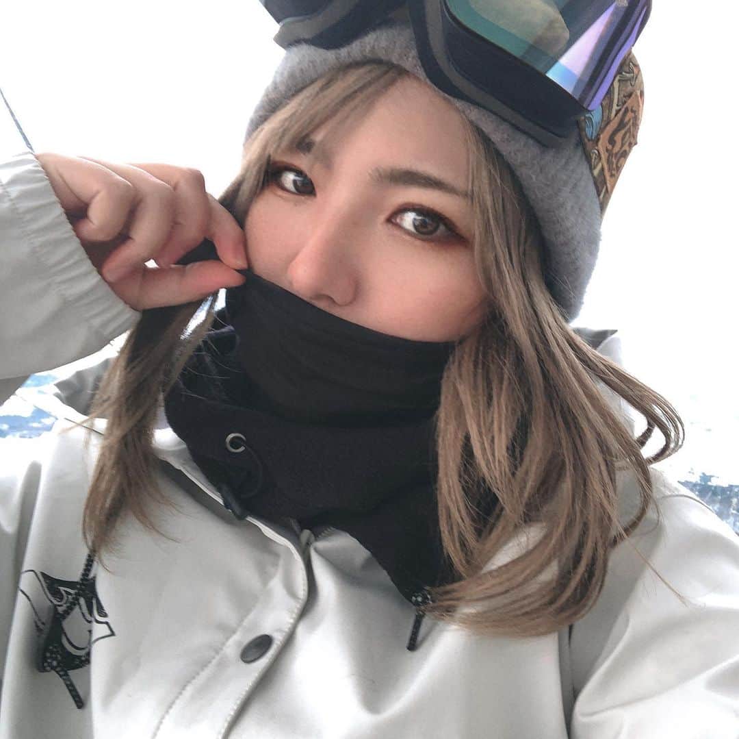 広野あさみさんのインスタグラム写真 - (広野あさみInstagram)「<<受付終了>> クリスマス プレゼントキャンペーン🎁🎄  ※応募希望の方のみ、コメントください！  eb'sから新発売になった バラクラバとマスクケースを3名様にプレゼント。  どちらも抗菌・抗ウィルス素材『クレンゼ』を使用した優れものです！  応募方法は簡単！ 1. @ebsmission のアカウントをフォロー  2. 私のこの投稿に欲しい❗️などのコメントをください✨  3. 〆切は12月25日まで 当選者は後日DMにてお知らせいたします✨  とても簡単です✨  ウイルスに十分気をつけながら みんなでウィンタースポーツを盛り上げていきましょう❣️  バラクラバ1名様 マスクケース2名様  ※どれが当たるかは選べませんのでご了承ください。 コメントは1名様につき1コメントでお願いします🙇‍♀️ 日本限定になります🙇‍♀️  #ebsmission #ebsmountainfurniture」12月24日 17時22分 - asamihirono