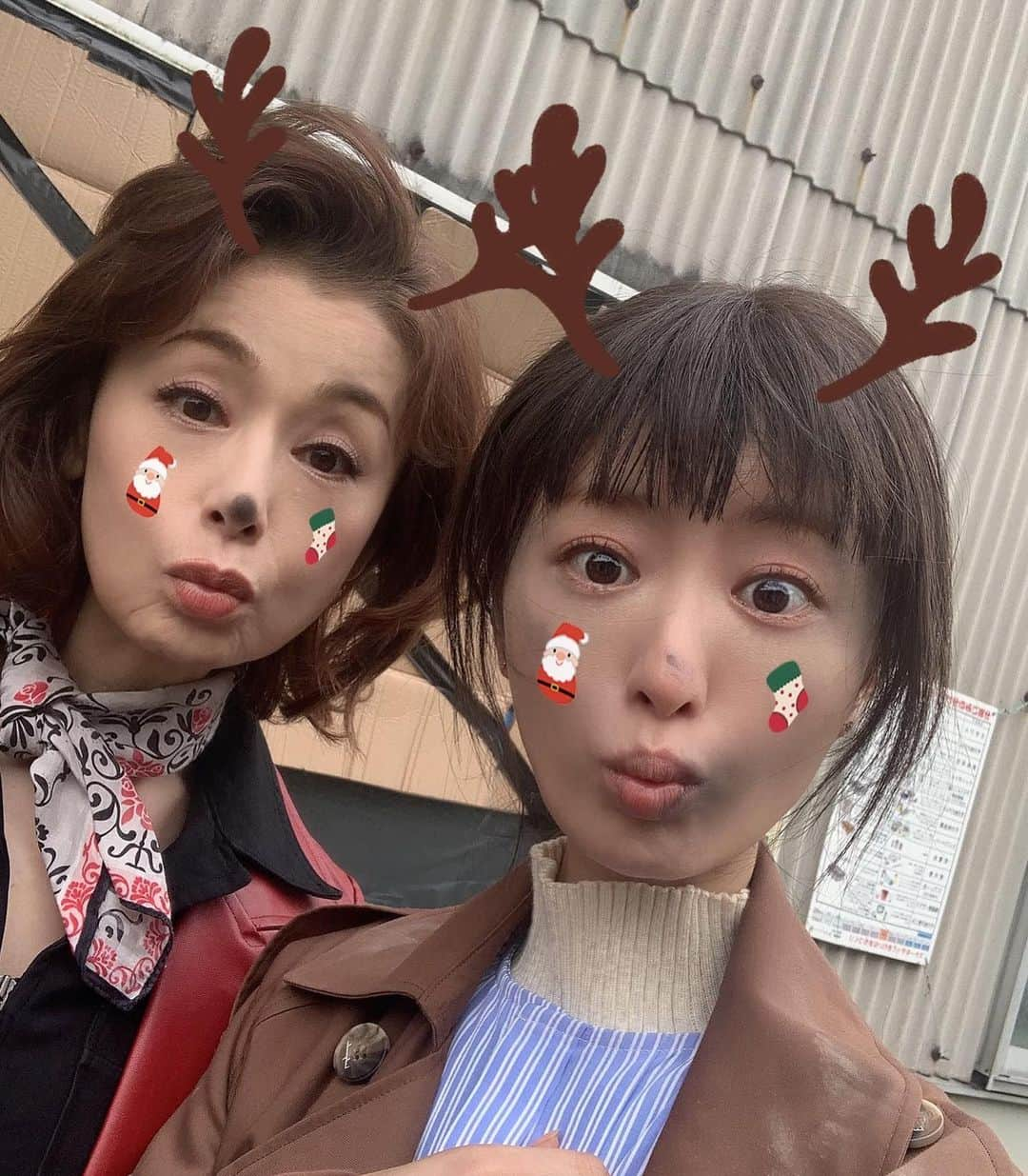 松本まりかさんのインスタグラム写真 - (松本まりかInstagram)「🎄Merry Christmas Eve🎄  大地真央さんからクリスマスプレゼント❣️🎁❣️  私は今から久々の東京へ向かい、 ゴチ年末大精算スペシャル3時間生放送に。  年末のクビレースのゲストなんて本当に驚きました。数少ない出てみたい番組でしたから。密かにいつか出れたらいいなって。。 もう、だから、すごく嬉しくて。  先月末に前半部分の収録をしてきましたが、一位にも最下位にもならない、クビレースになんとか影響のない4位あたりの順位を狙ったつもりですが正直すごく難しくて、、。  どうかどうか、一位と最下位だけは免れますよう、、、  今夜はレギュラーメンバーの皆さんの行く末を、しかと見守ってきます、、、❗️  大地真央さんが、ゴチに2回出演し、2回とも最下位だったそう。  お金持って行かないつもりでしたが（お財布小さくて数万円しか入らないのと、最下位にならないという気合を込めて）やっぱり大きめのお財布買っていきます、、、。クリスマスプレゼントという事で。間に合うかな。  とにかく行ってきます！🚅  #ぐるないゴチ   #4月期連ドラ #最高のオバハン中島ハルコ  #大地真央 #松本まりか  あ、大地真央さんとスノウってアプリで撮りました❤️🤣❤️」12月24日 17時24分 - marika_matsumoto