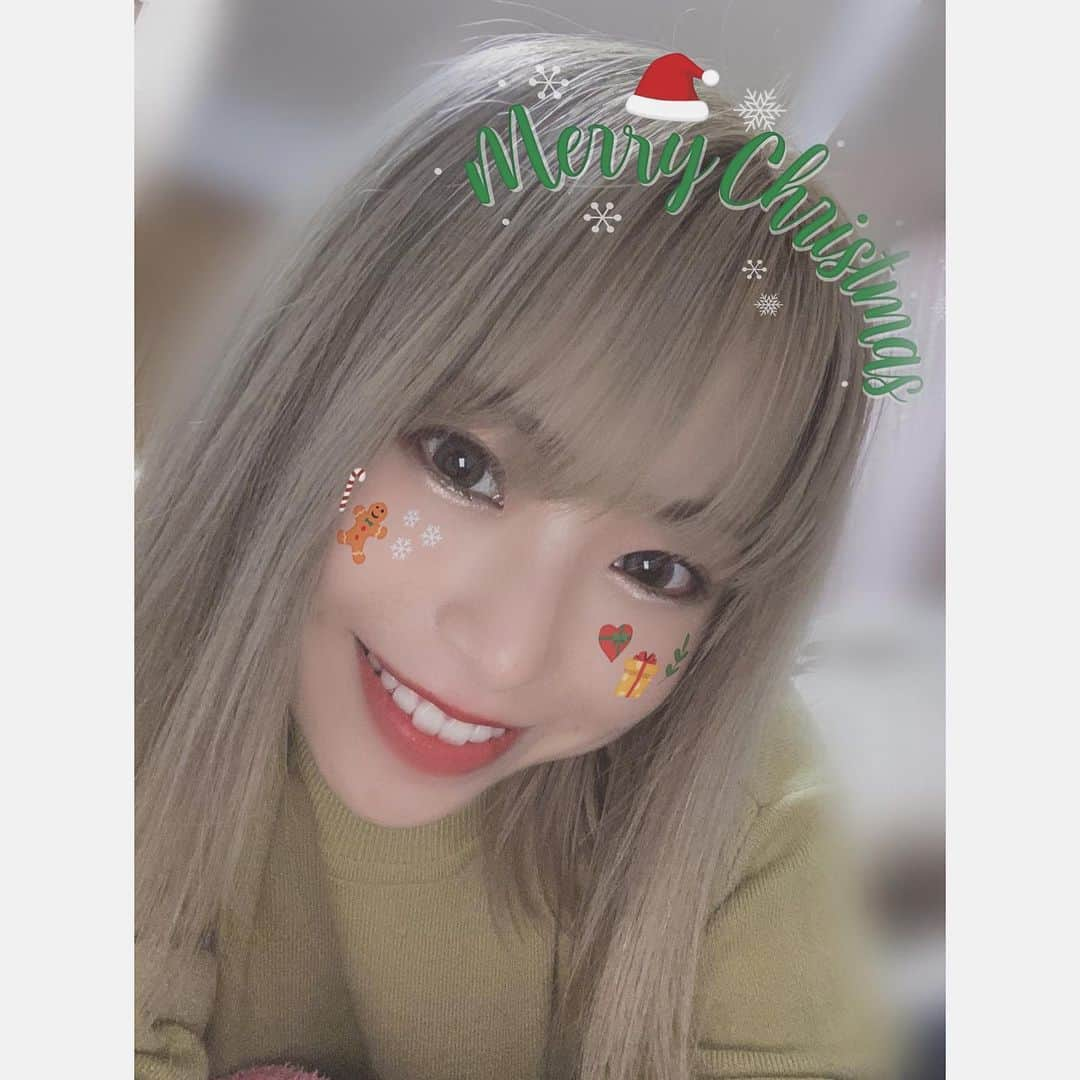 SAYAKA（BsGirls）さんのインスタグラム写真 - (SAYAKA（BsGirls）Instagram)「﻿ ﻿ ﻿  💓🎁🎄 MerryX'mas Eve🎄🎁💓﻿ ﻿ ﻿  ﻿ 小さい頃は、起きたら枕の隣によく﻿ クリスマスプレゼントあったなぁ〜😌﻿ サンタさんが来るの楽しみで仕方なかった🎅🏻﻿  ﻿ いつしかこなくなりました…（笑）﻿ ﻿ ﻿ 自分へのご褒美でも買おうかな🎁♩﻿ 今日はお家でピザとチキンを食べます🍖﻿🍕 皆さんはどんなクリスマスイヴ過ごすんですか﻿？💖✨﻿ 素敵な時間を〜🌛 ﻿  #オリックス #BsGirls #Bs2020#baseball #プロ野球 #超革新的 #ORIX #buffaloes #京セラドーム大阪 #sayaka_354 #sayaka #vocal #performance #avex #XmasEve #クリスマスイヴ ﻿」12月24日 17時37分 - sayaka_bsgirls_354