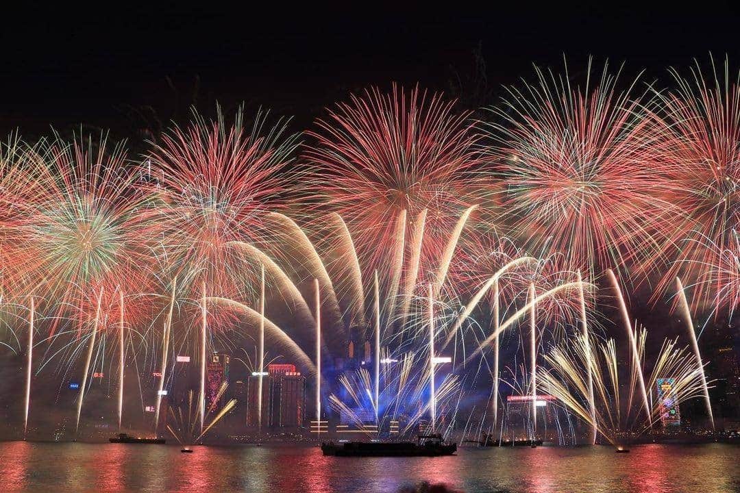 JALさんのインスタグラム写真 - (JALInstagram)「. Countdown fireworks usually decorate the skies at Hong Kong's Victoria Harbour, but we'll have to enjoy it through photos this year, while looking forward to next time! #DramaticDecember  香港のカウントダウン花火🎆 #ビクトリアハーバー が盛大に彩られます✨ 次回の開催を楽しみに、今年は写真で楽しみましょう。 . . Photo by @koma97_nil_desperandum Post your memories with #FlyJAL  #JapanAirlines #hongkong #sky_marvels」12月24日 17時30分 - japanairlines_jal