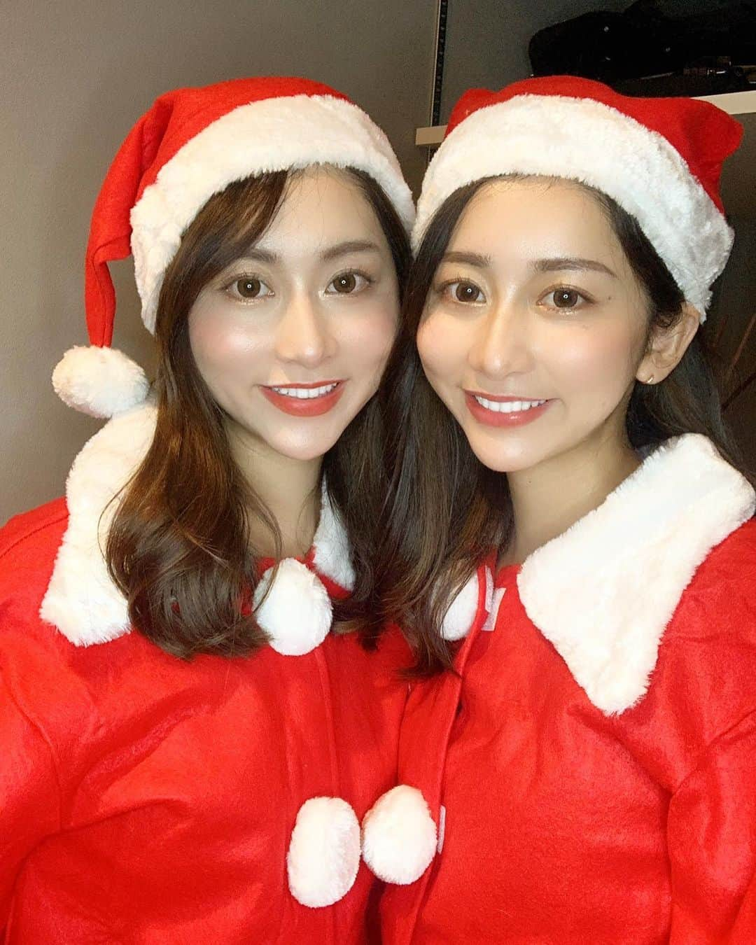 twinsりなりかのインスタグラム：「メリクリイブ🎅 #りなりか #サンタコス #双子 #サンタクロース #クリスマスパーティー #twinsisters #双子コスプレ」