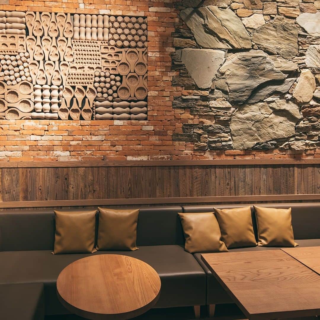 無印良品さんのインスタグラム写真 - (無印良品Instagram)「「無印良品 天津大悦城」がオープンしました - 2020年12月24日（木）、中国大陸で7番目の旗艦店となる「無印良品 天津大悦城」が中国・天津に3,123.14㎡の広さでオープンしました。レストラン Café&Meal MUJI、Café MUJI が併設され、MUJI BOOKS やキッズスペース、OPEN MUJI などの商品・サービスの提供とともに、天津ならではの魅力を発信し、人と人、人とマチをつなげるプラットフォームとなることを目指しています。  店舗の内装は、木・土・陶磁器タイルなど、日常生活になじみのある素材を使用し天津の町や市場の雰囲気を表現しています。売場には家庭で使われていた家具を飾ったり、古材を使って櫓を設置したりなど、「家」のようなあたたかみのある空間をつくっています。また、店内に階段式のレストスペースを設置し、本を読みながらゆったりとした時間をお過ごしいただけます。  天津に初出店の Café&Meal MUJI では、「素の食」のおいしさをお客さまに提供し、天津限定メニューも用意しています。1階の Café MUJI では、コーヒーやお茶などの飲み物を店内で楽しめます。お子さまやお友達、家族と店内を楽しみながらお買い物いただけるよう、店内にはキッズスペースを設置しています。また、3階では、中国現地商品部が開発した商品を生活シーンに合わせた空間で展示しています。 - #無印良品 #MUJI #MUJIshop #MUJIflagship #Tianjin #MUJIJoycityTianjin」12月24日 17時30分 - muji_global