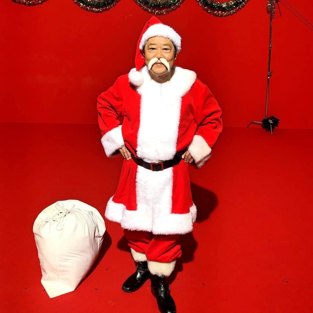 ダチョウ倶楽部さんのインスタグラム写真 - (ダチョウ倶楽部Instagram)「MerryXmas🎅🎁💕😆  今回は、モンストのCM撮影の時に撮った竜兵さん。  皆様、素敵なXmasをお過ごしください。  #ダチョウ倶楽部 #上島竜兵 #モンスト #やるなよやるなよ絶対にやるなよ  #merrychristmas  #メリクリ」12月24日 17時30分 - dachoclub_official